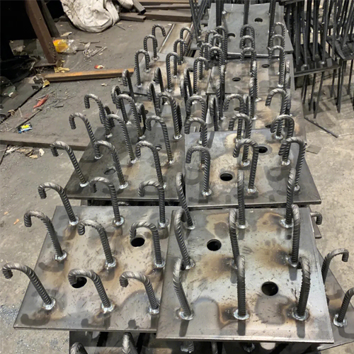 图纸中如何确定琼中预埋件的位置？