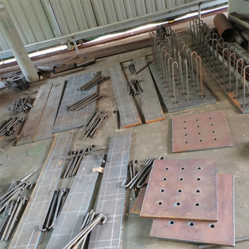 有哪些其他因素会影响琼中预埋件位置的确定？